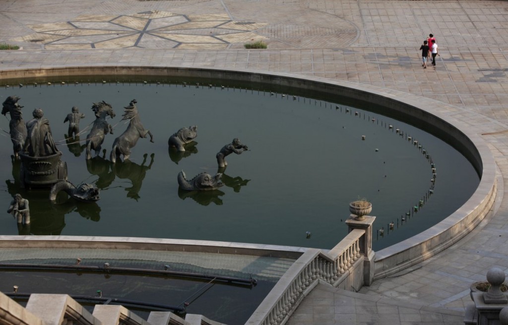 they-even-built-a-fountain-inspired-by-the-famous-fountain-in-the-gardens-of-the-palace-of-versailles