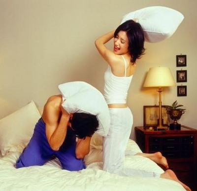 pillow_fight_couple