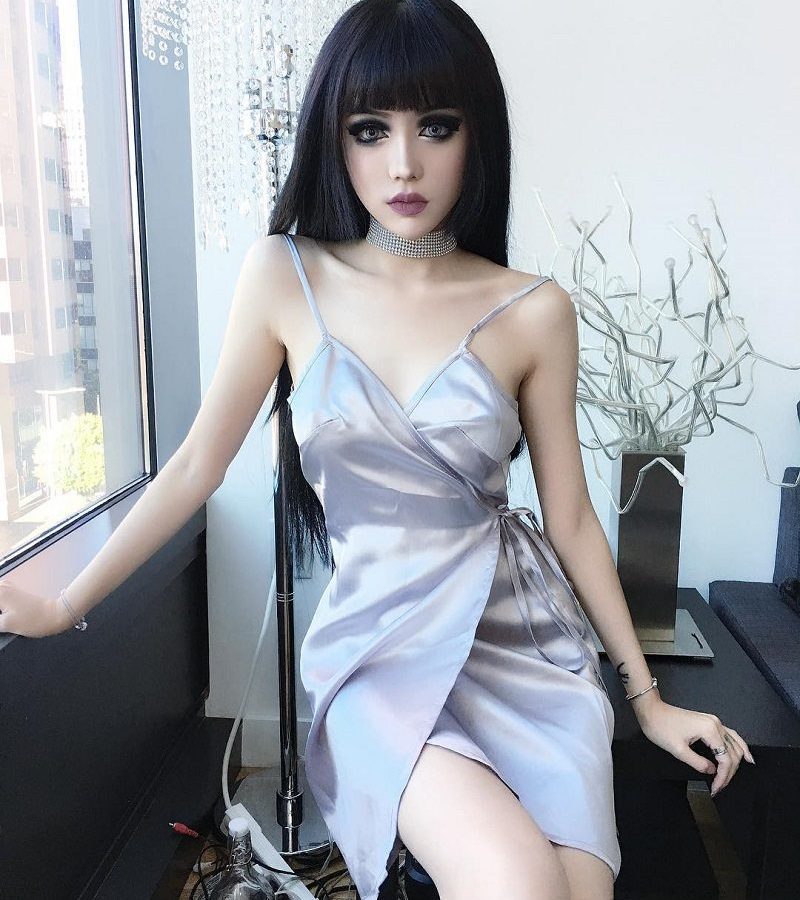 Chinese Model Stuns Internet with Doll-Like. 